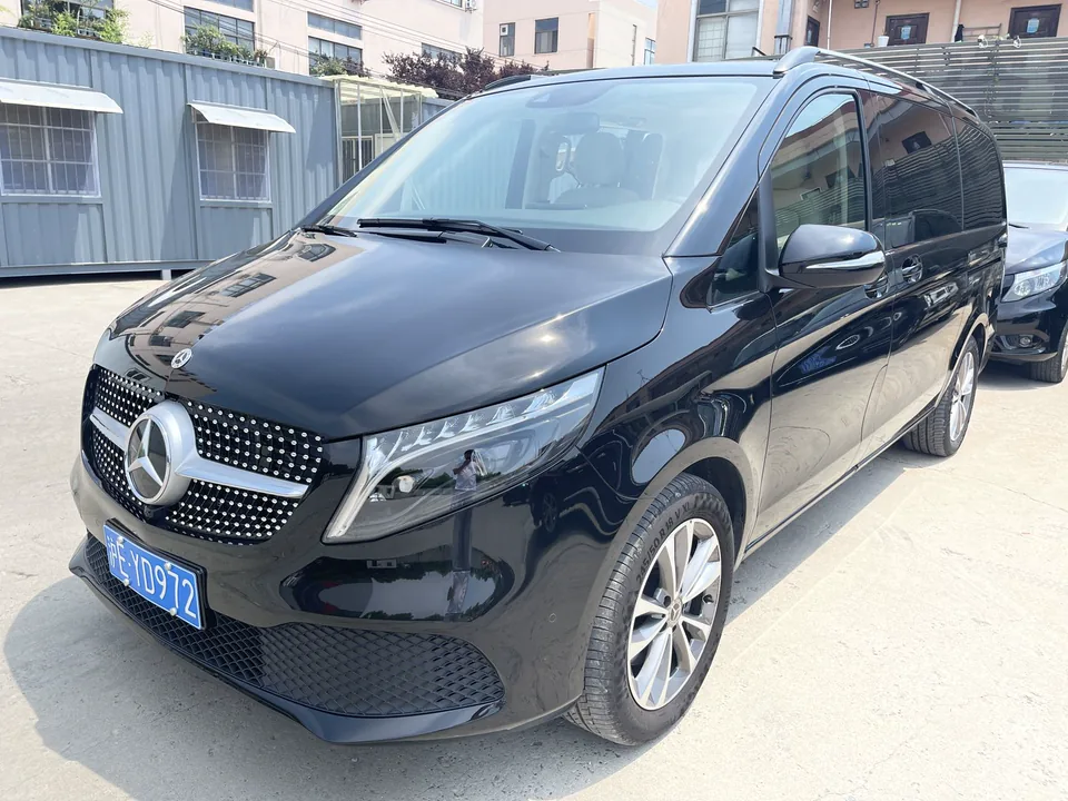 奔驰V260黑色车辆外观